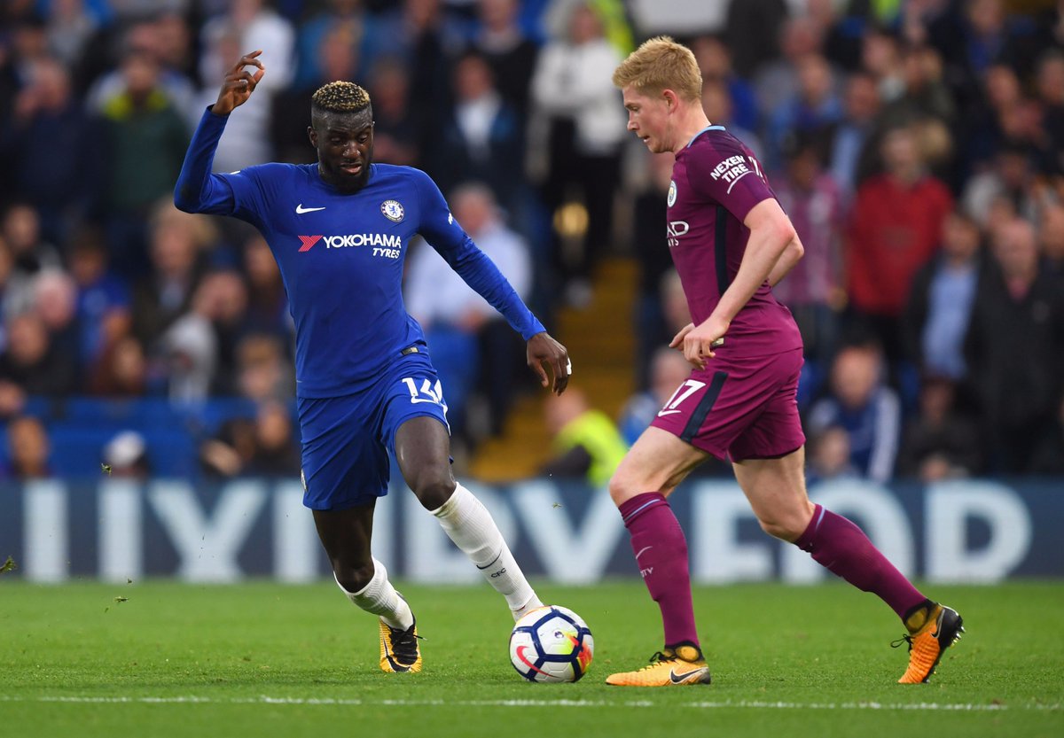 De Bruyne được Bakayoko chăm sóc khá kỹ lưỡng.