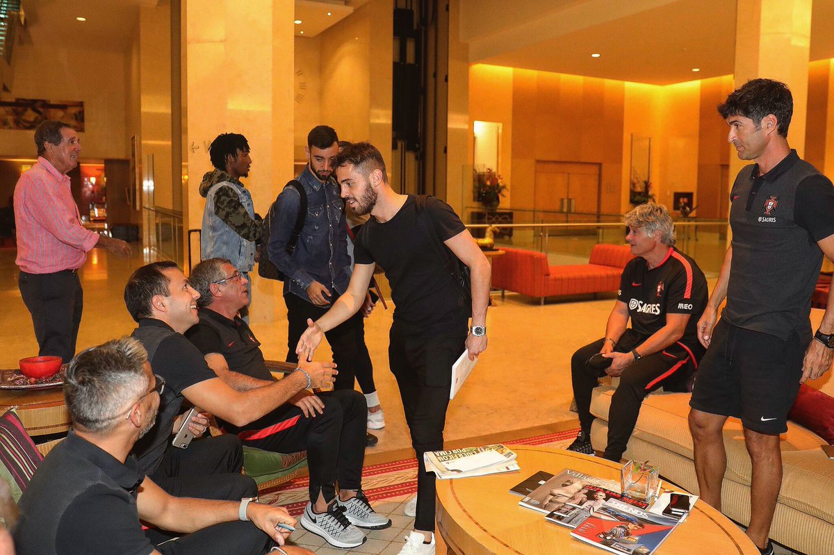 Bernardo Silva bắt tay BHL Bồ Đào Nha.