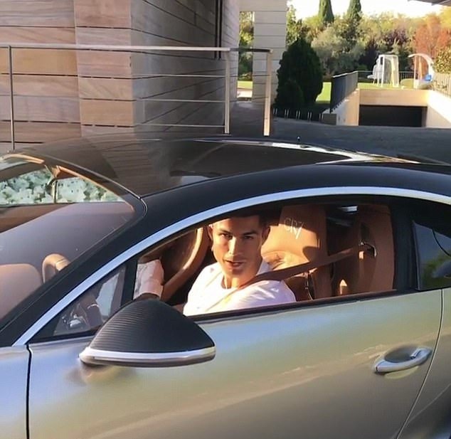 Cách đây ít ngày, Cr7 khoe siêu xe mới.