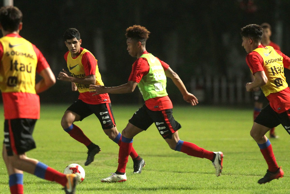 Chile khá căng thẳng trước nhiệm vụ buộc phải thắng 2 lượt trận còn lại.