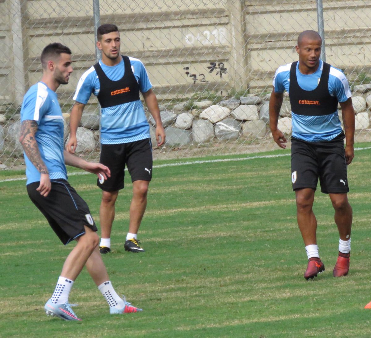 Tuy nhiên các cầu thủ vẫn tập trung tập luyện.