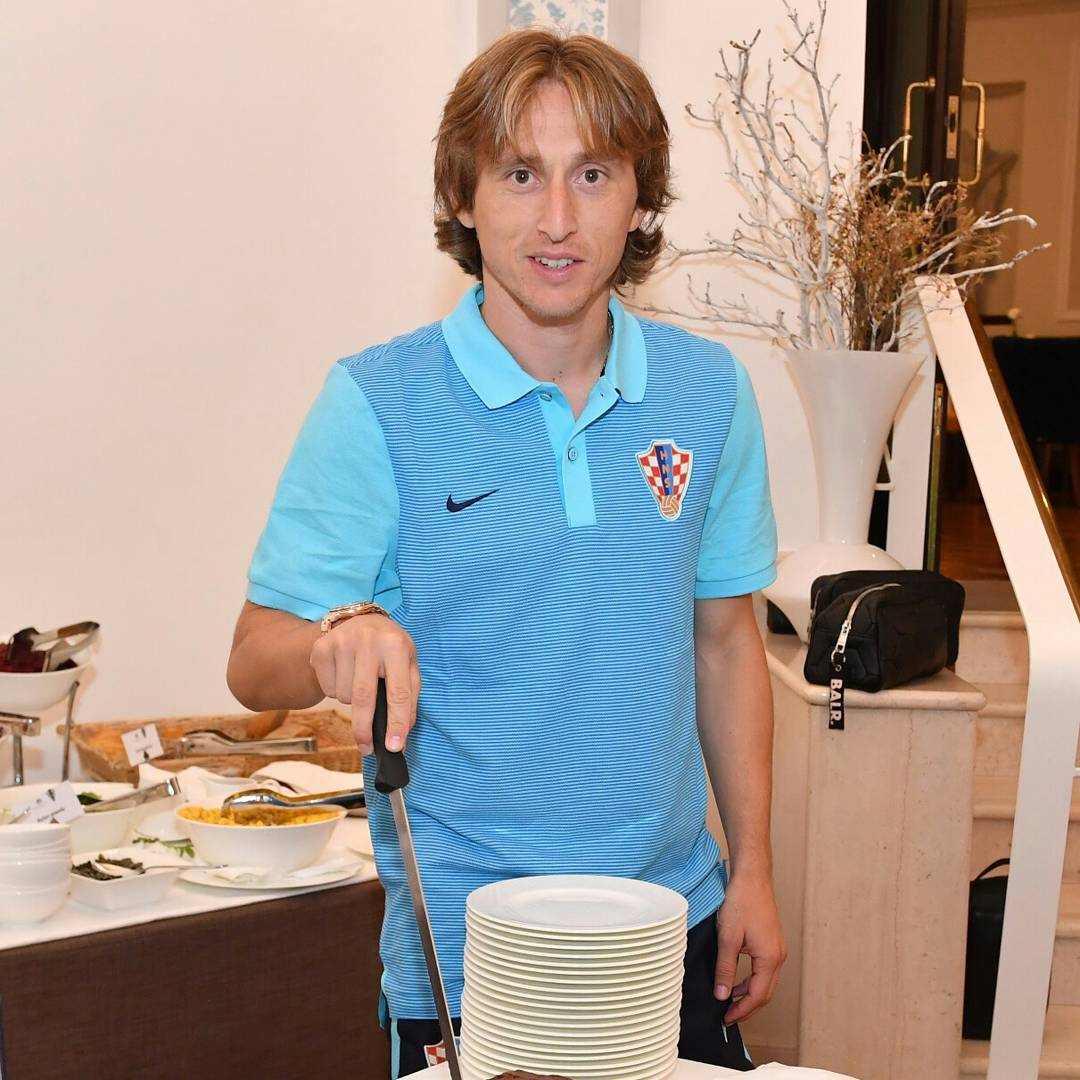 Luka Modric kỷ niệm 100 trận trong màu áo ĐTQG tại khách sạn, nơi hội quân của Croatia.