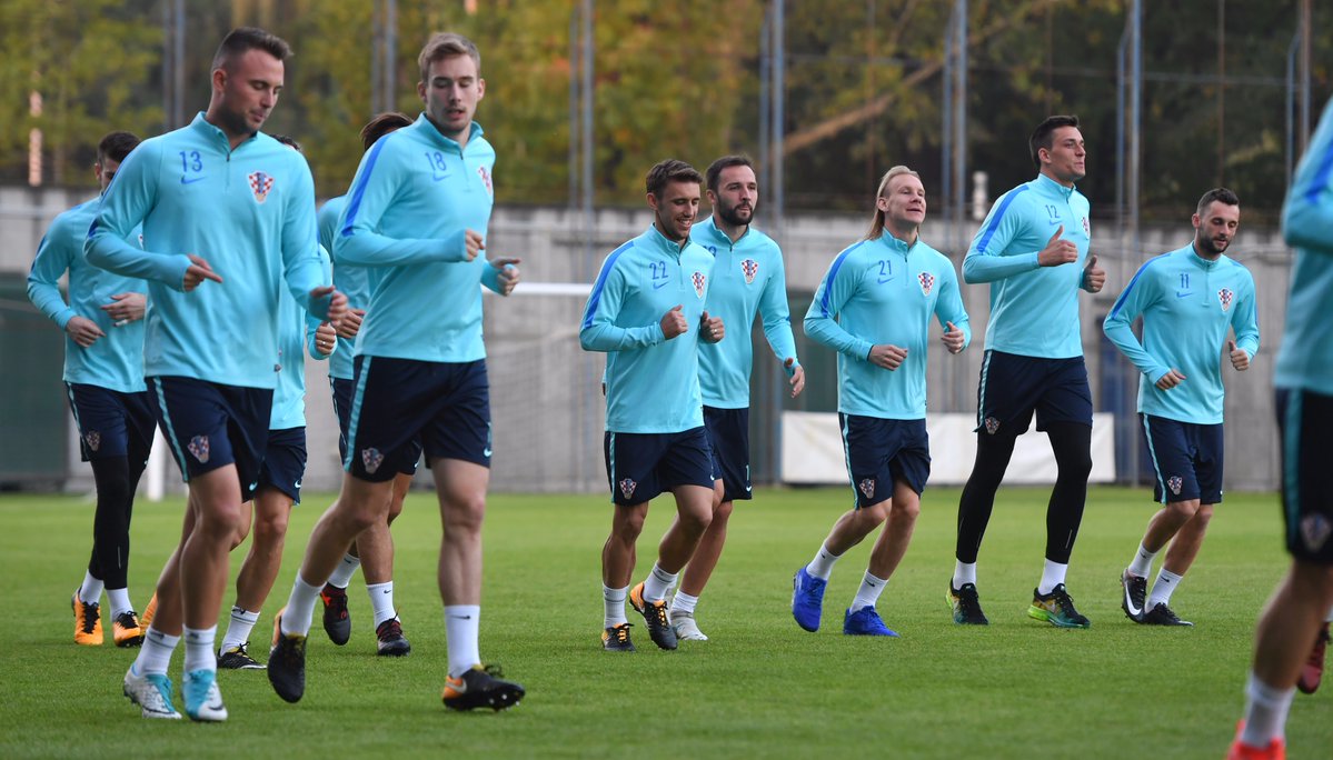 Các cầu thủ tổ chức tập luyện.