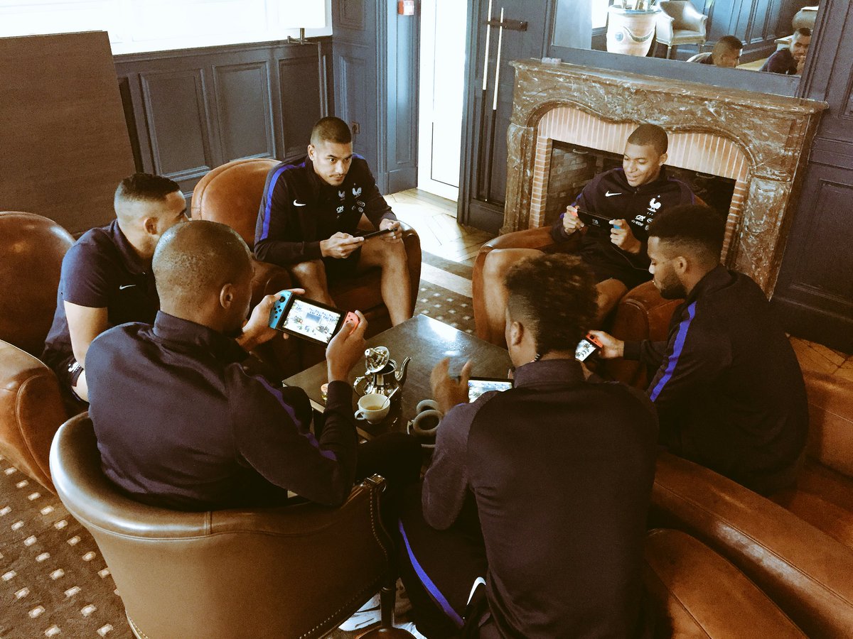 Vẻ mặt khoái trá của Mbappe.