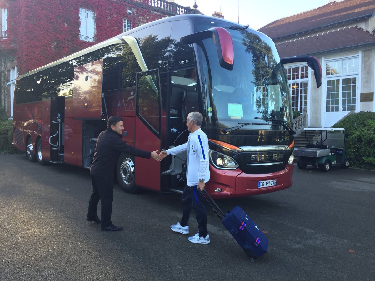 Deschamps xách vali lên xe trung chuyển.