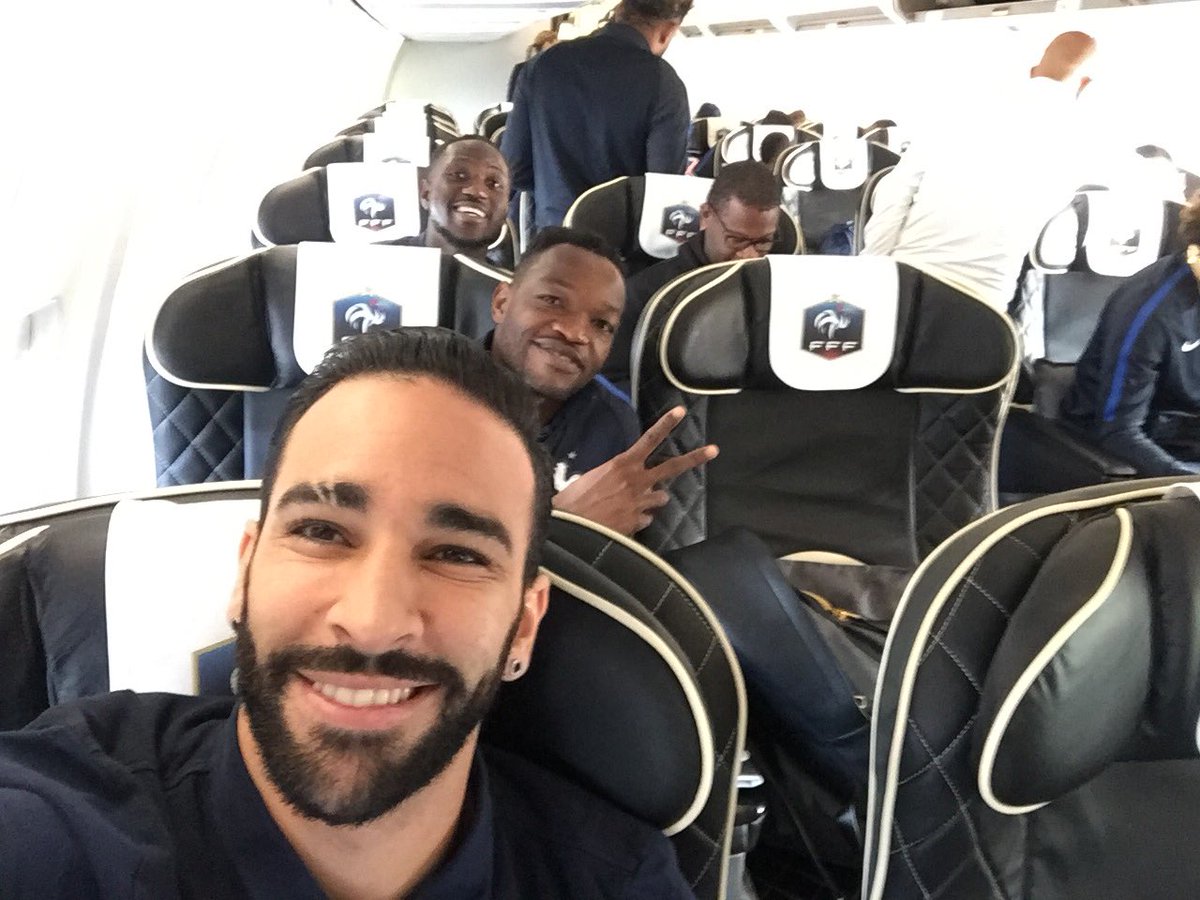 Các cầu thủ tự sướng trên máy bay.