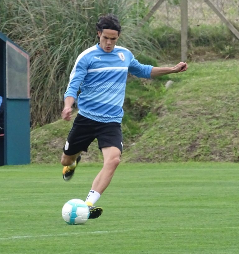 Cavani đang luyện khả năng dứt điểm.