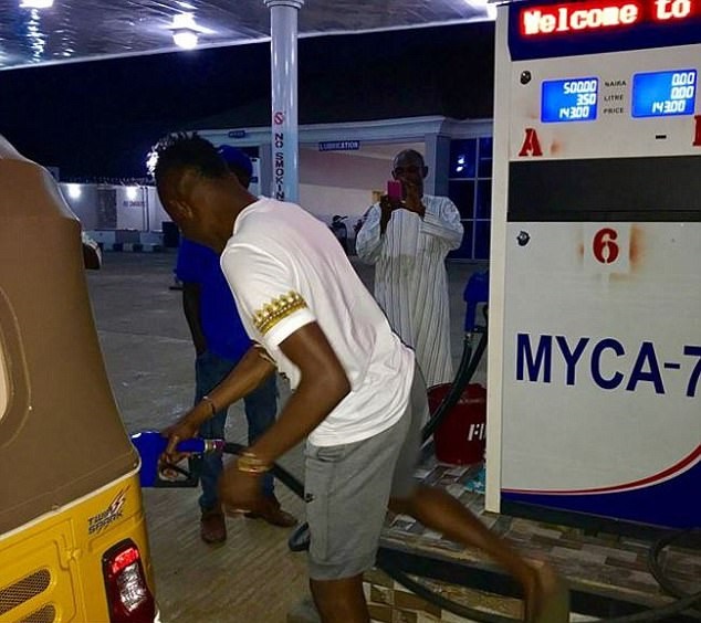 Ahmed Musa về quê bán xăng - Bóng Đá