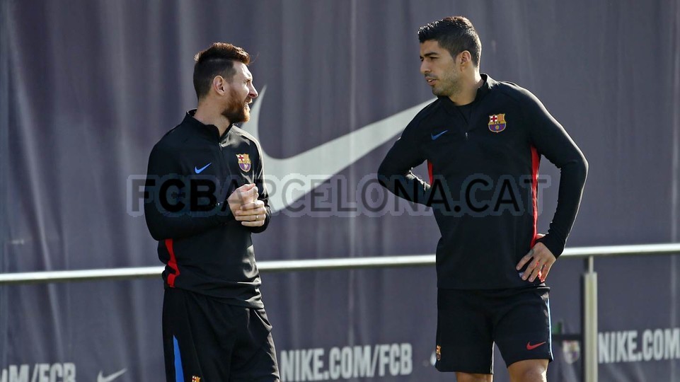 Cả hai cầu thủ này không rời khỏi nhau.