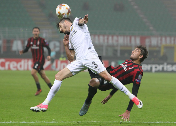 Milan để Athens cầm hòa trên sân nhà.