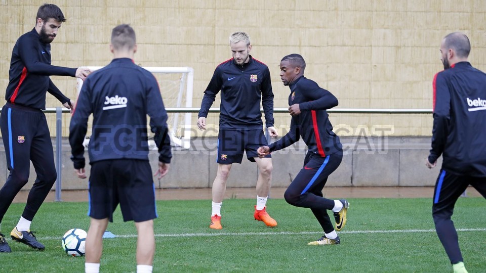 Pique vẫn chưa hết buồn sau tấm thẻ đỏ phải nhận hồi giữa tuần.