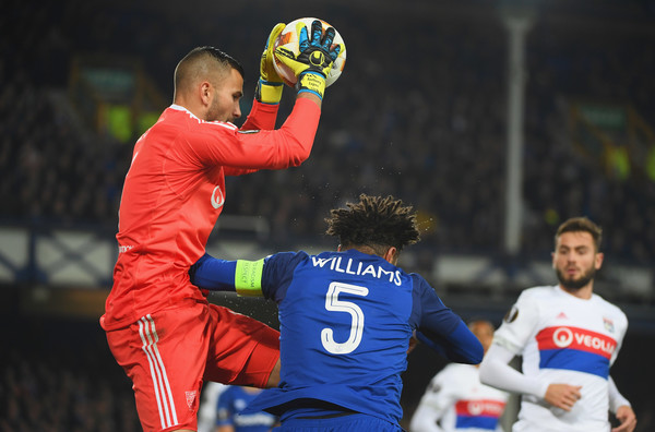 Trước đó anh phải nhận thẻ vàng vì phạm lỗi với thủ môn của Lyon.