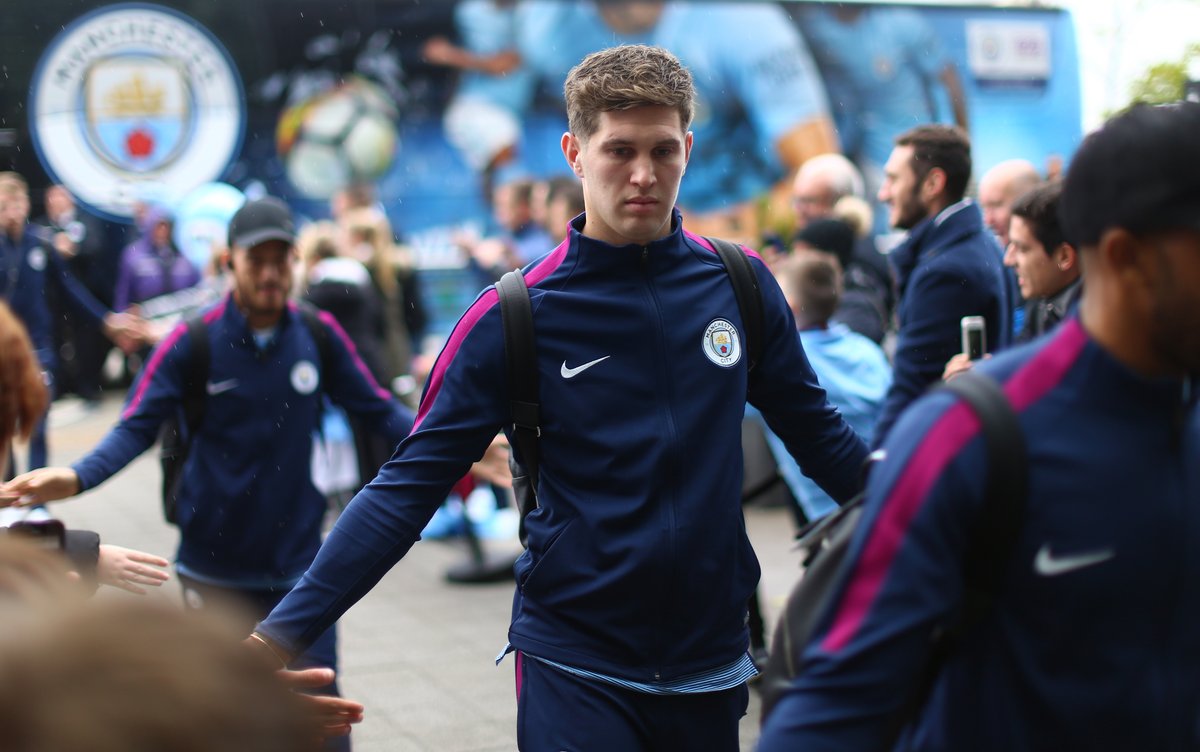 Các cầu thủ trong sự chào đón của người hâm mộ.