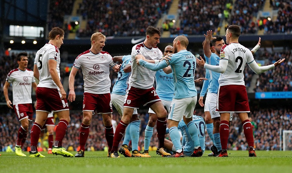 Các cầu thủ Burnley phản ứng cho rằng Bernardo ăn vạ.