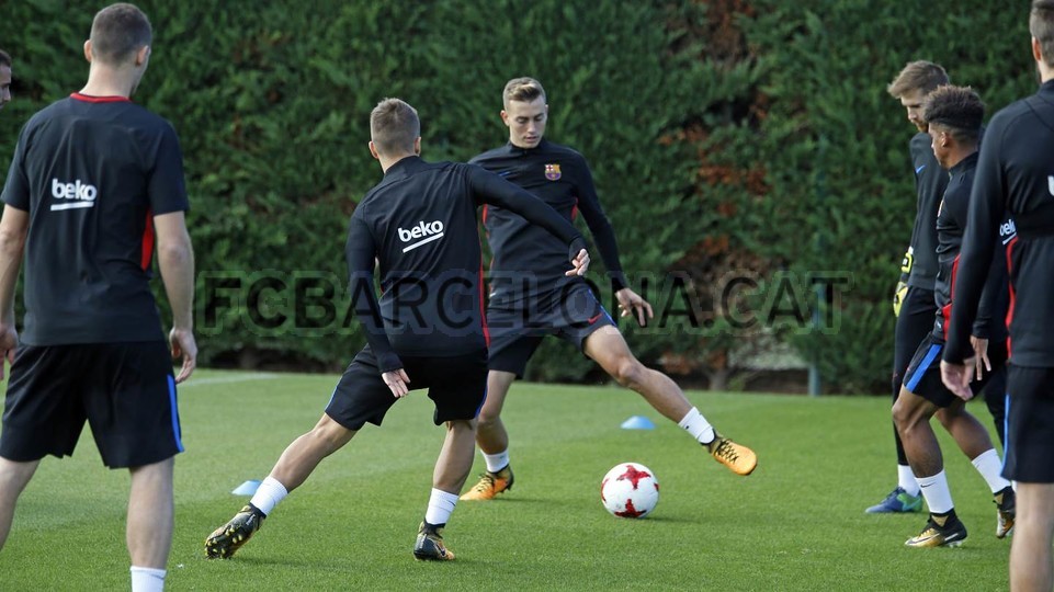 Các cầu thủ của đội Barca B được đôn lên đá Cúp nhà Vua.