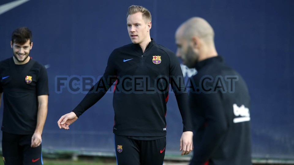 Stegen không phải thi đấu nhưng vẫn ra sân tập luyện.