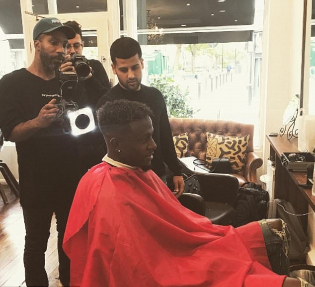 Origi cũng lặn lội tới London để cắt tóc.