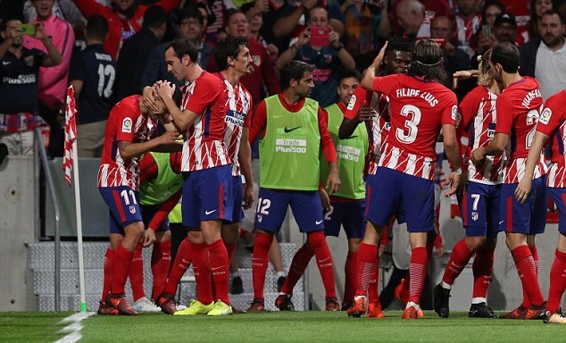 Các cầu thủ Atletico ăn mừng.