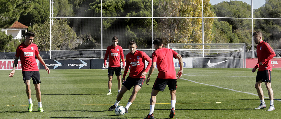 Atletico tập luyện cho lượt trận Champions League.