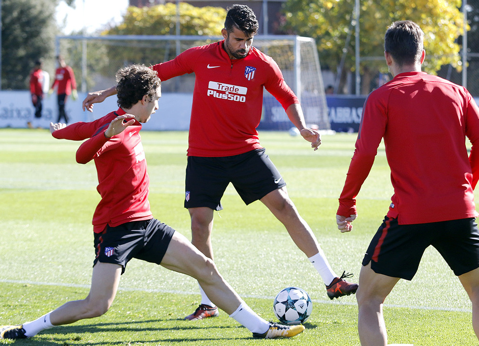 Diego Costa tập luyện cùng các đồng đội.