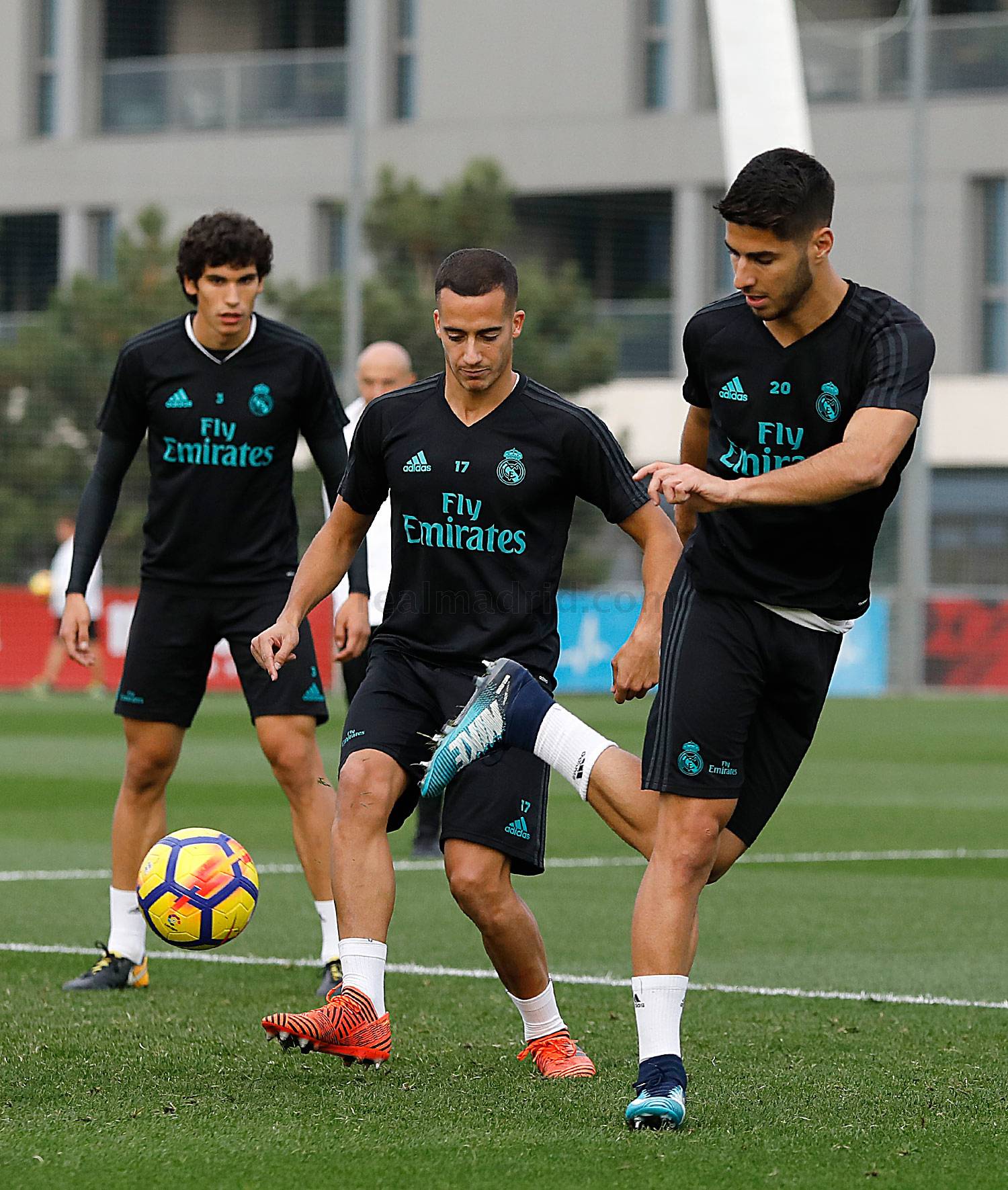 Họ không được để phép mất điểm bởi khoảng cách giữa Real với Barca đã là 8 điểm.