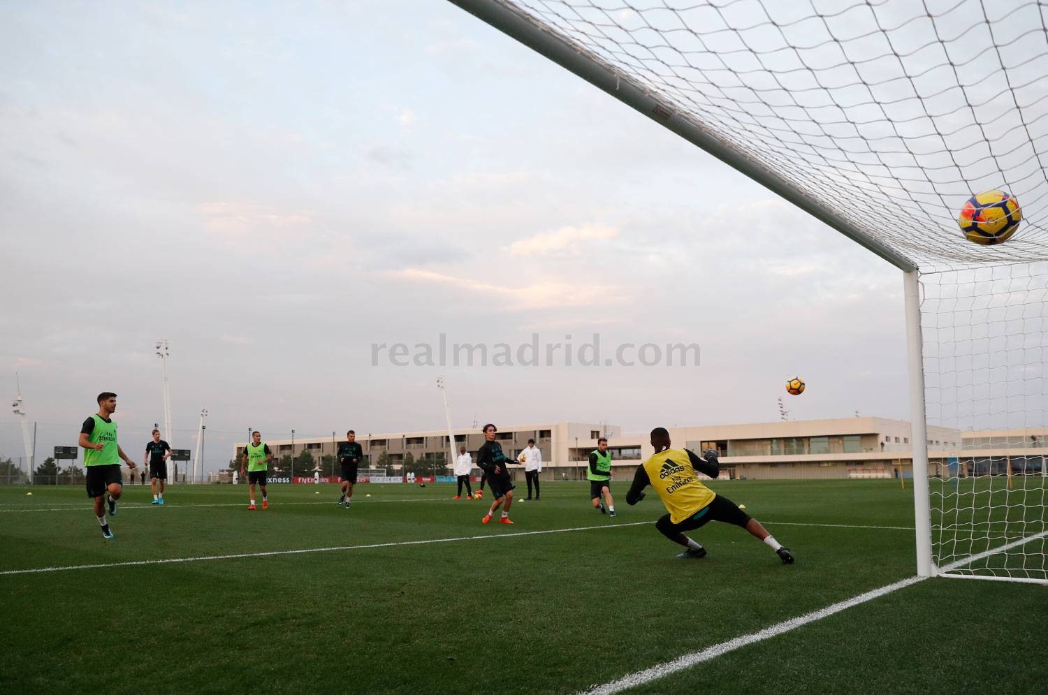 Real Madrid đang chịu sức ép khá lớn.