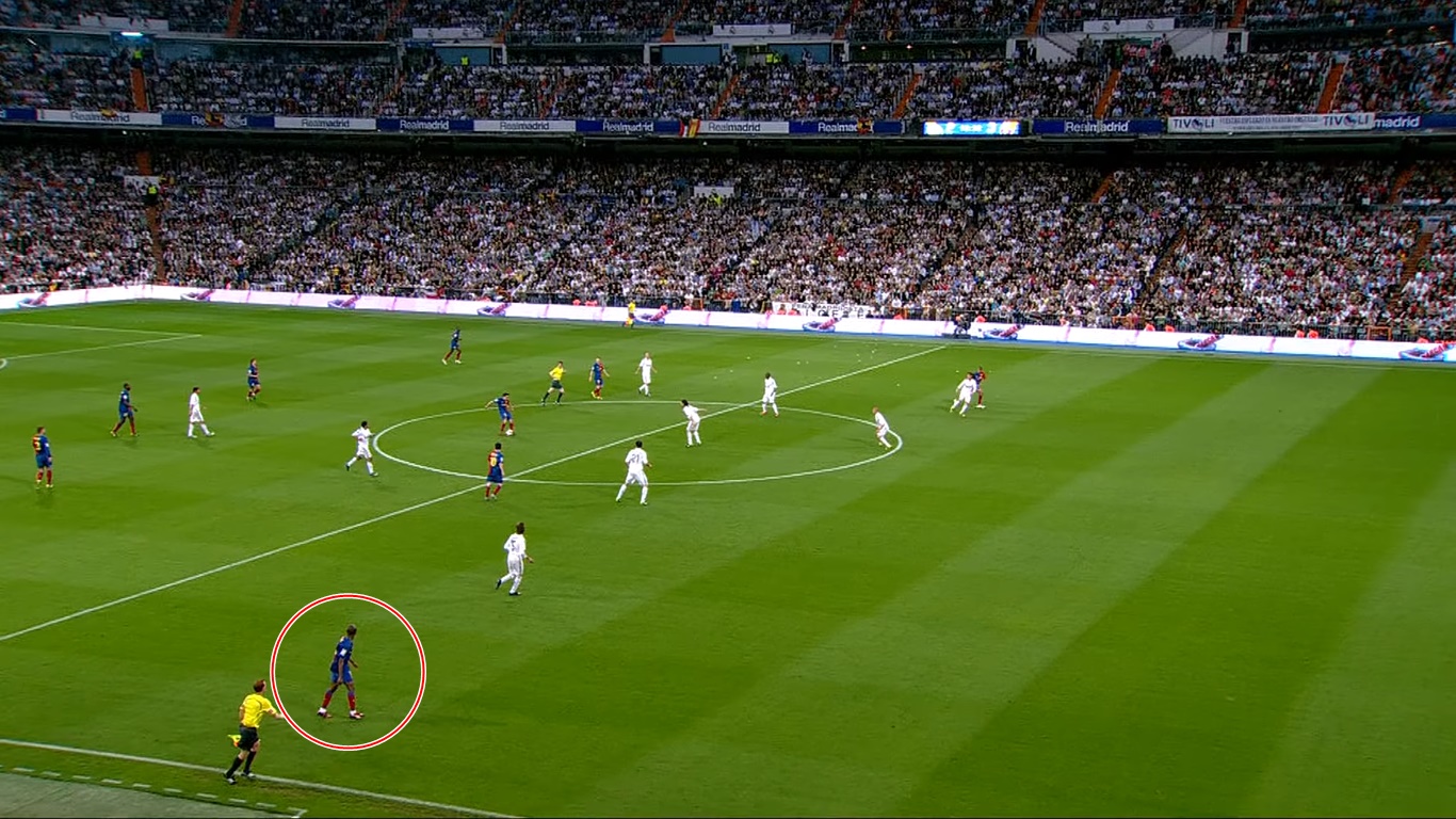 Eto'o dạt biên khi Messi đá tiền đạo ảo.