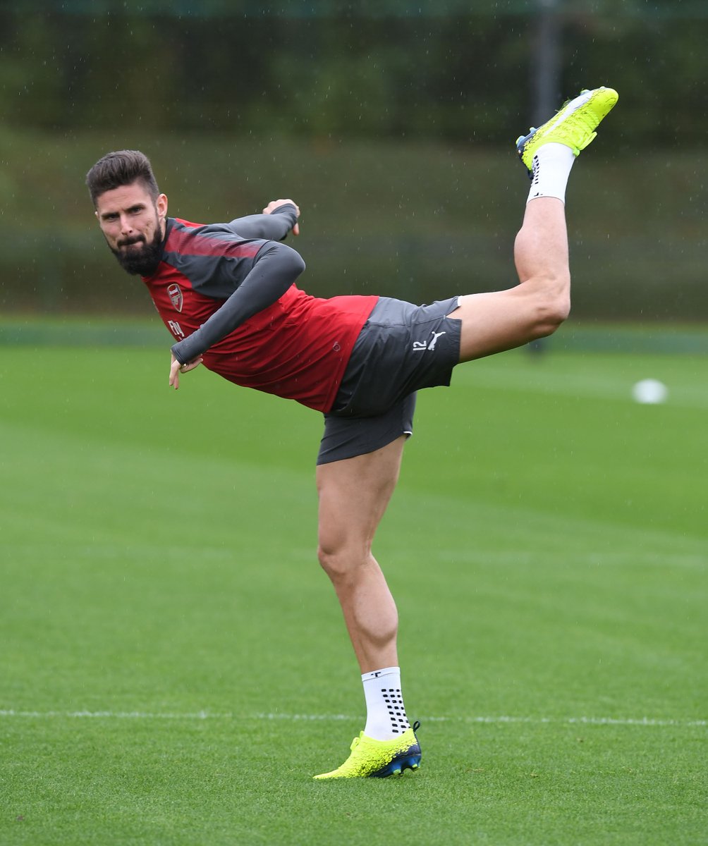 Giroud tập ghi bàn kiểu "bò cạp"?