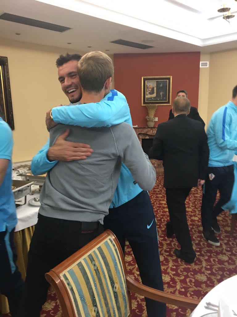 Lovren chào mừng đồng đội.