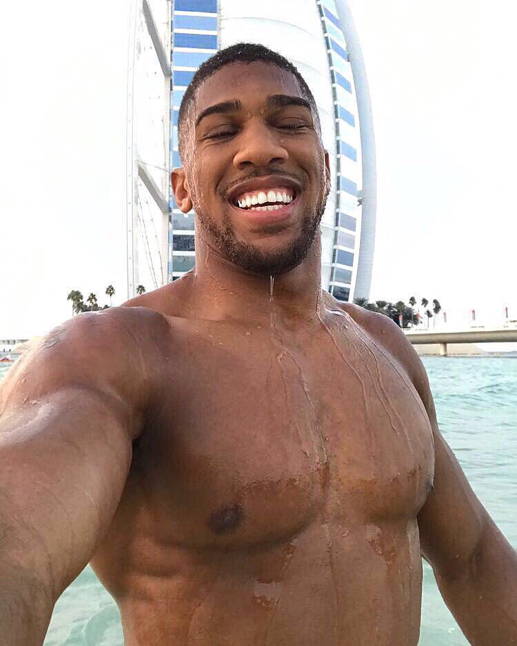 Joshua khoe ảnh nghỉ ngơi tại Dubai.
