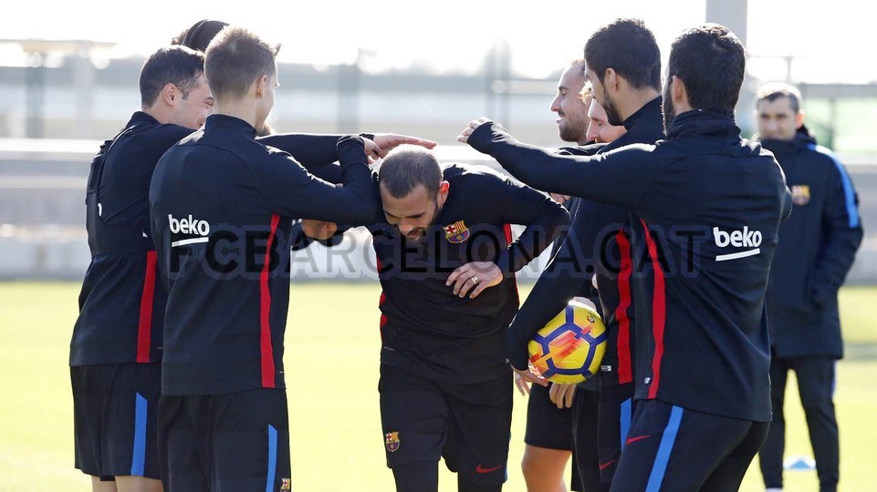 Vidal nhận hình phạt của các đồng đội.