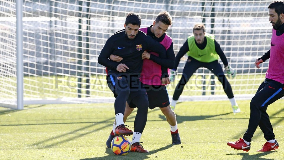 Luis Suarez nỗ lực nhất trên sân.