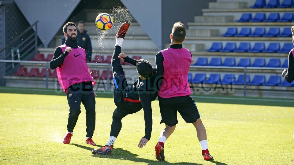 Cú ngã người móc bóc trên sân tập.