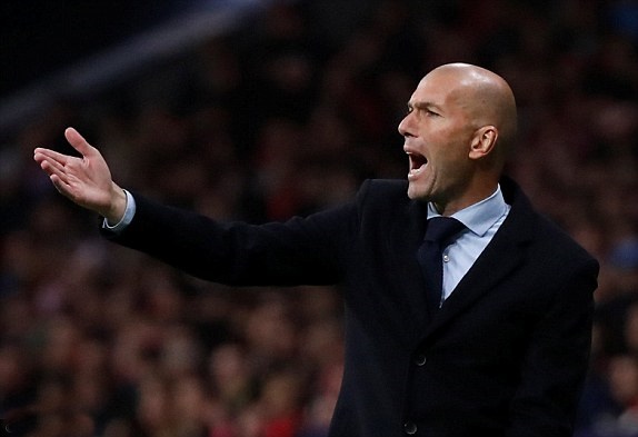Zidane chỉ đạo bên ngoài đường biên.