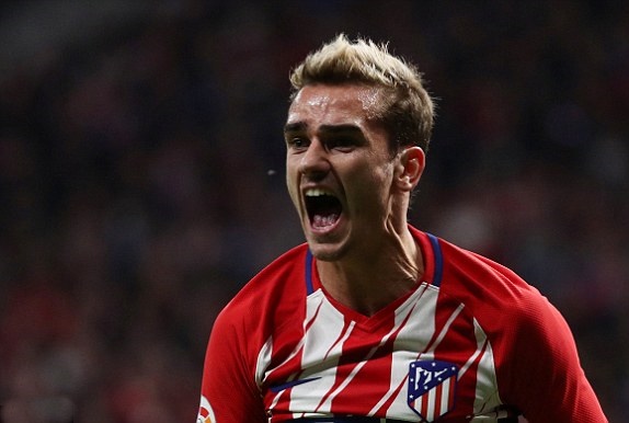 Griezmann phản ứng với quyết định của trọng tài.