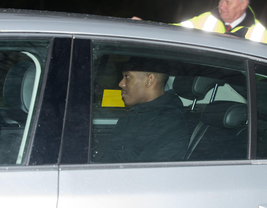 Anh ngồi ở ghế sau.