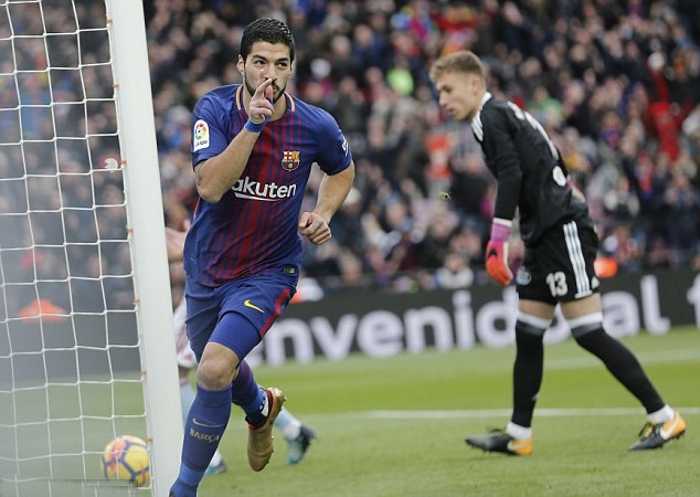 Pha đệm bóng cận thành đơn giản của Suarez sau đường căng ngang của Alba.