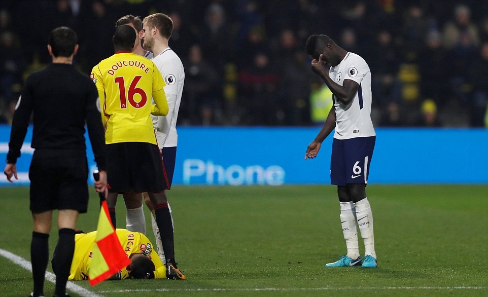 Davinson Sanchez có pha giật chỏ khá nguy hiểm ở phút 52.