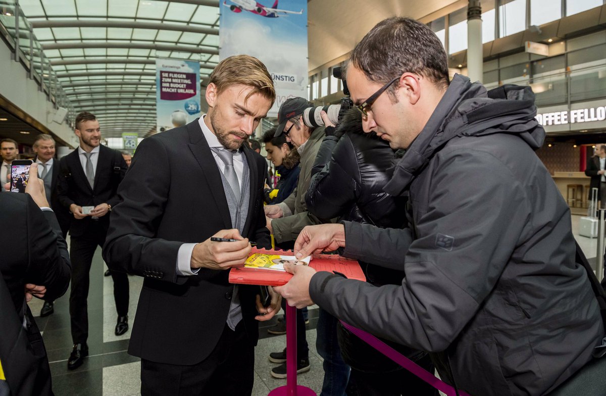 Rất đông NHM tiễn các cầu thủ tại sân bay.