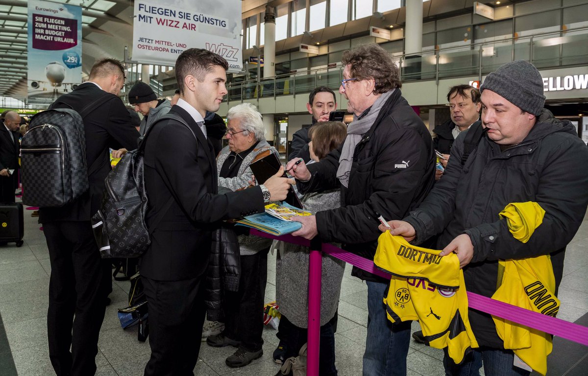 Các cầu thủ ký tặng cho NHM.