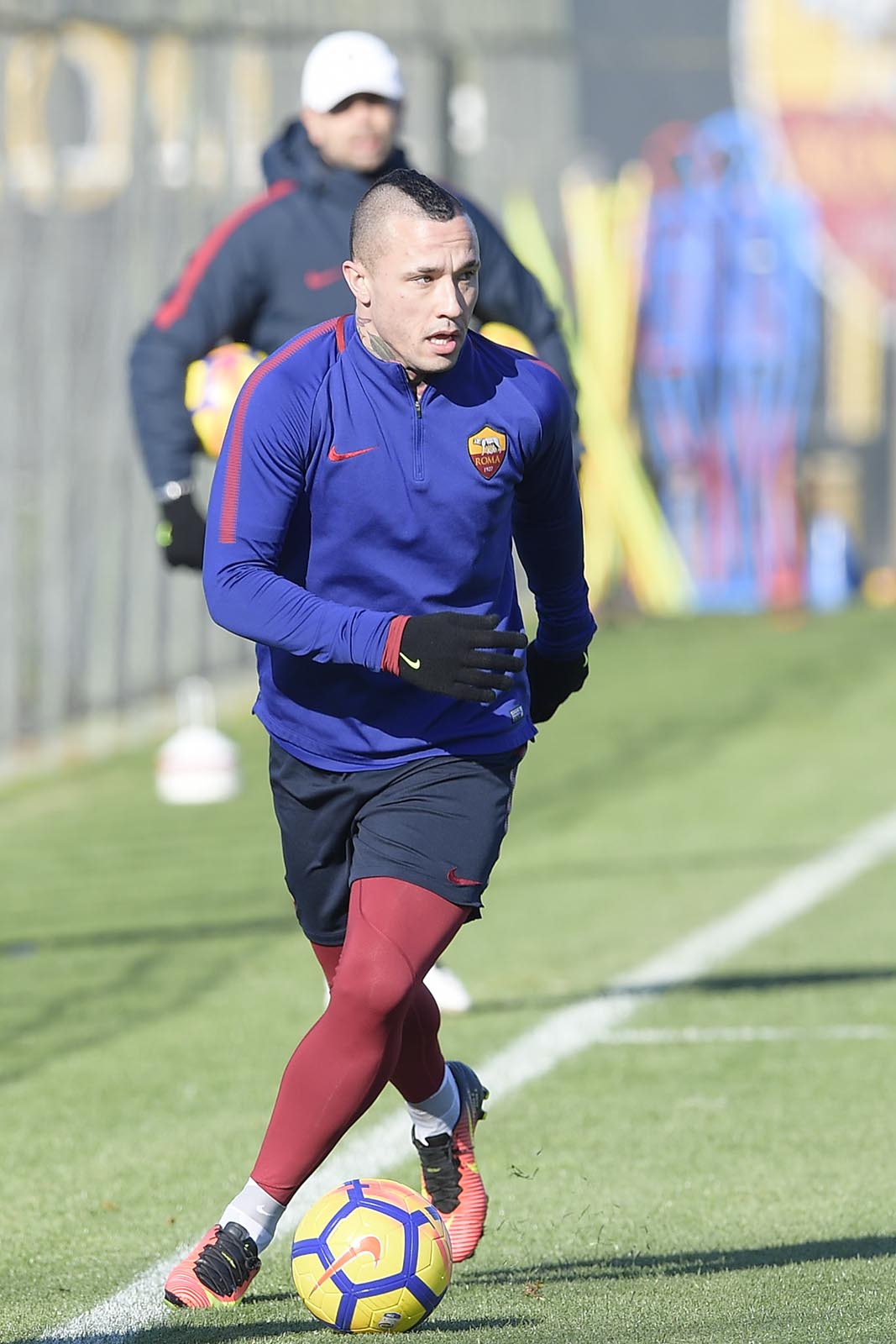 Nainggolan đang tập luyện cật lực cho trận đấu ngày mai.