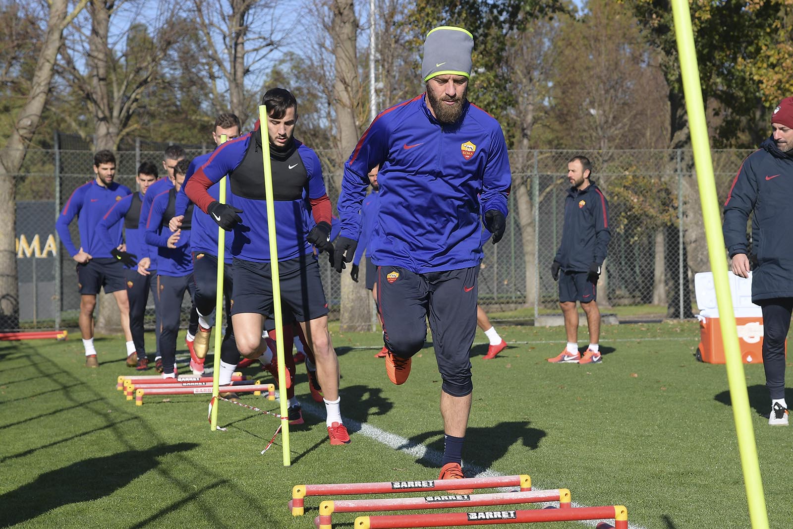 Họ chăm chỉ hoàn thiện các bài tập mà HLV đặt ra.