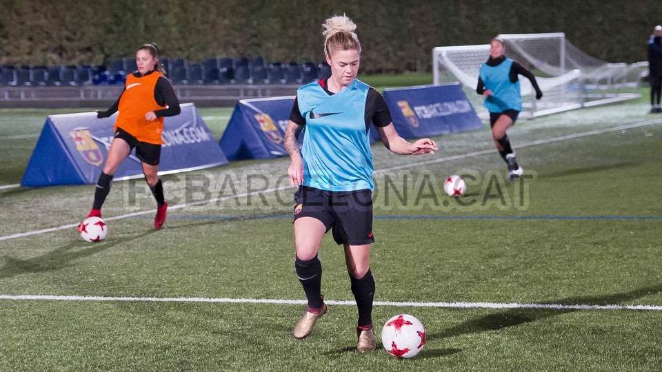 Tuy nhiên điều đó không làm giảm nhiệt huyết của các nữ cầu thủ trên sân.