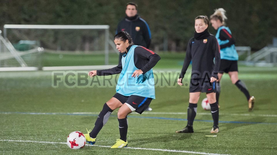 Các nữ cầu thủ hoàn thành tất cả những bài tập trên sân.