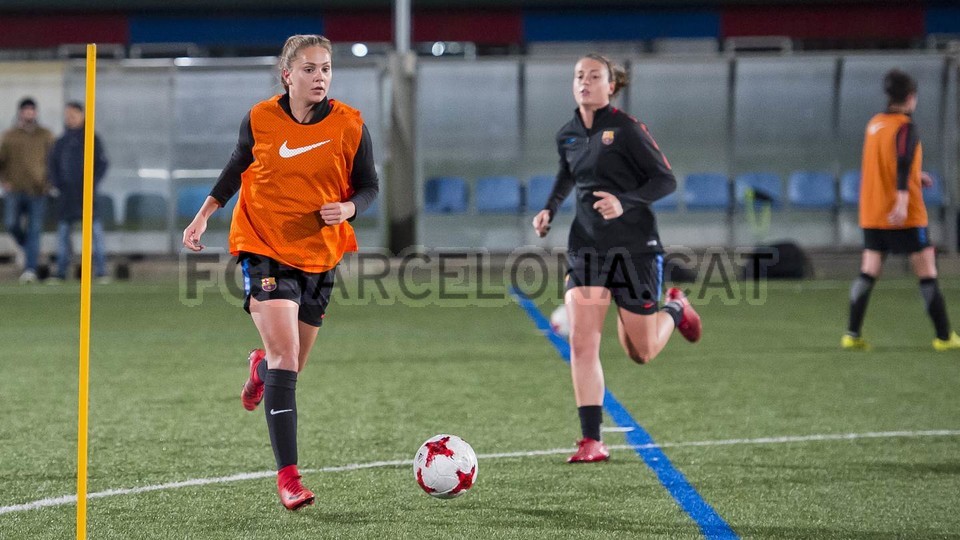 Mertens xinh xắn trên sân tập.