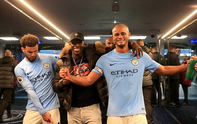 Anh vẫn thường xuyên đến sân cổ vũ các đồng đội.