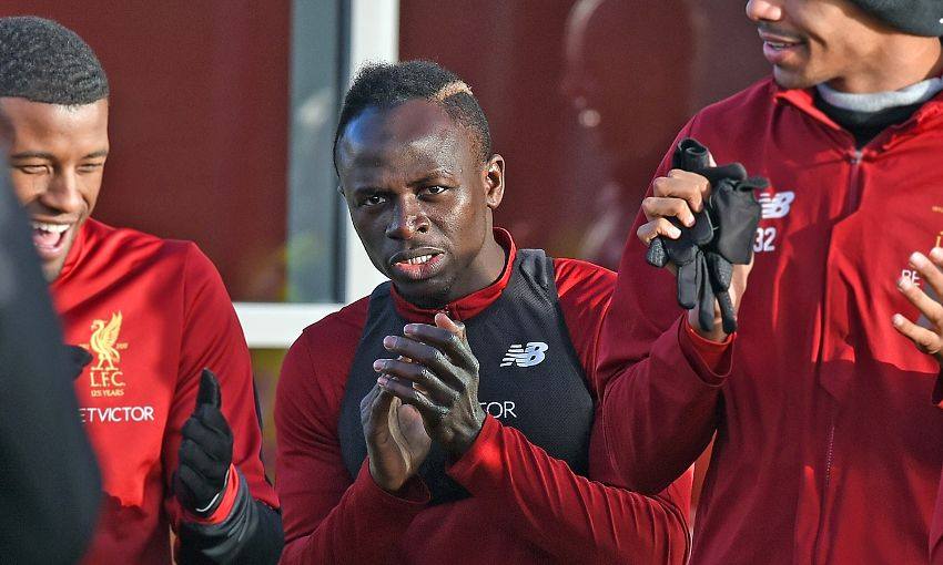 Sadio Mane lại tỏ ra lạc lõng giữa không khí vui vẻ của toàn đội.