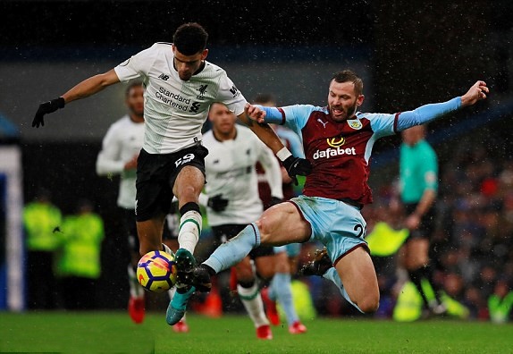 Thế trận diễn ra có phần tẻ nhạt.