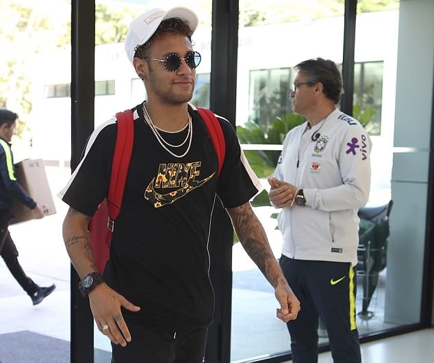 Neymar tập luyện tại trại tập trung - Bóng Đá