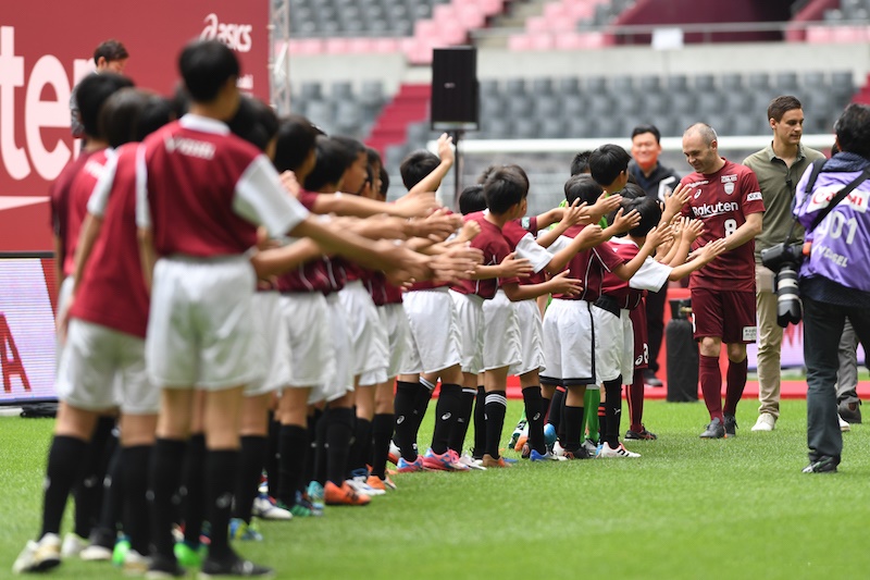 Iniesta ra mắt CĐV Vissel Kobe - Bóng Đá